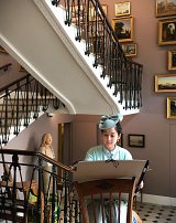 Christelle Téa dessinant dans l'escalier de l'hôtel Turgot