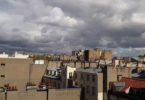 Vue des toits de Paris depuis l'appartement de Jan Maarten Boll et son épouse Pauline Kruseman